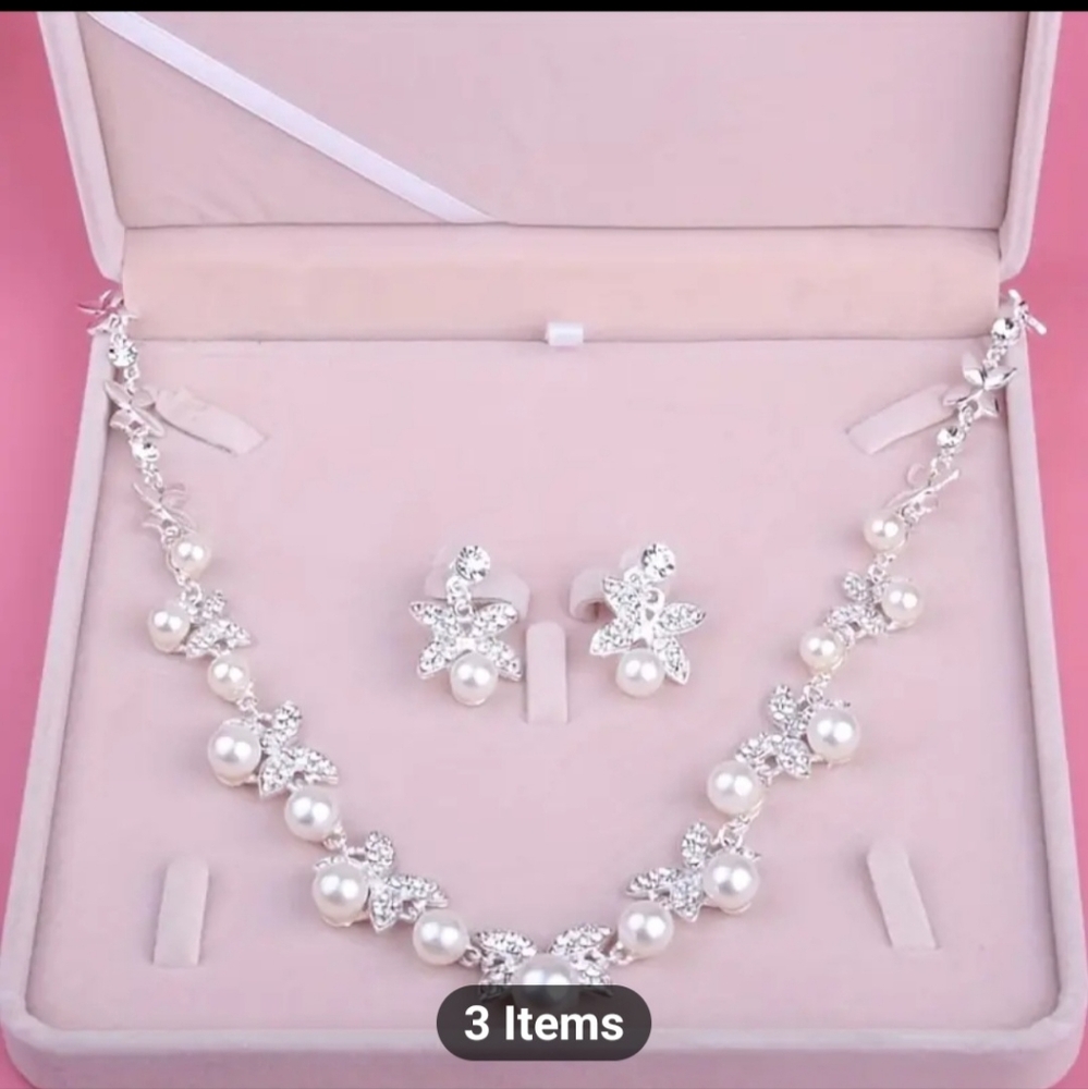 NEW GIRL/CHILD 3 PIECE PIERCED ELEGANT EARRINGS & NECKLACE JEWELRY SET